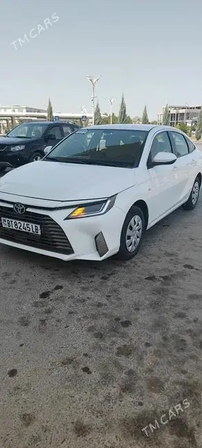 Toyota Yaris, 2023 — фото 1