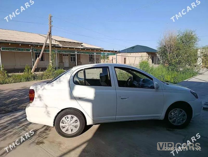 Toyota Echo, 2001
