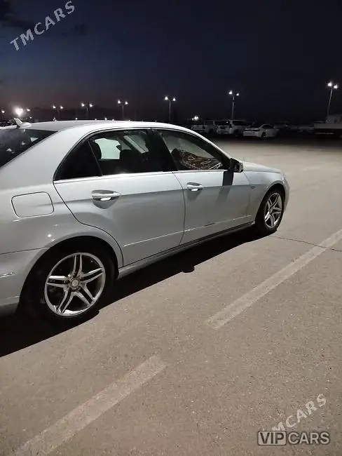 Mercedes-Benz E350, 2010 — фото 1