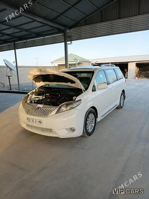 Toyota Sienna, 2012