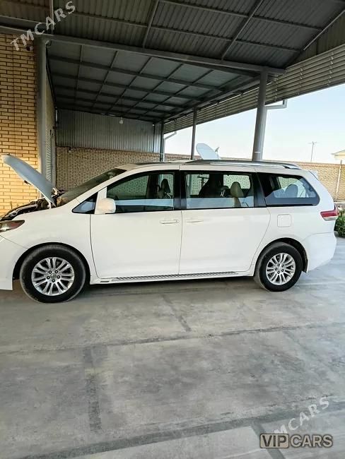 Toyota Sienna, 2012