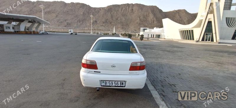 Opel Omega, 2002