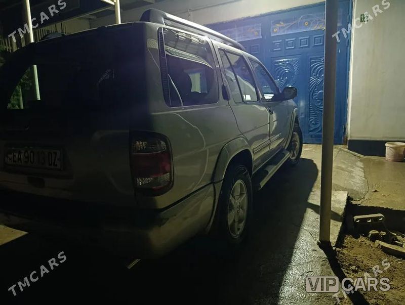 Nissan Pathfinder, 2001