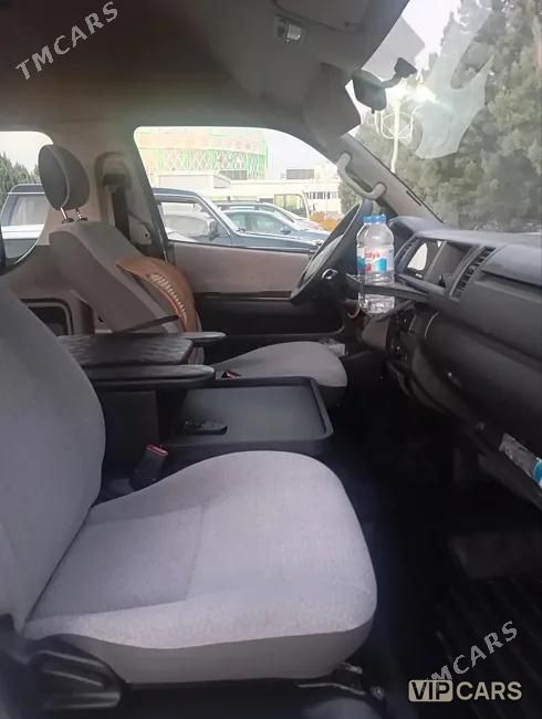 Toyota Hiace, 2015