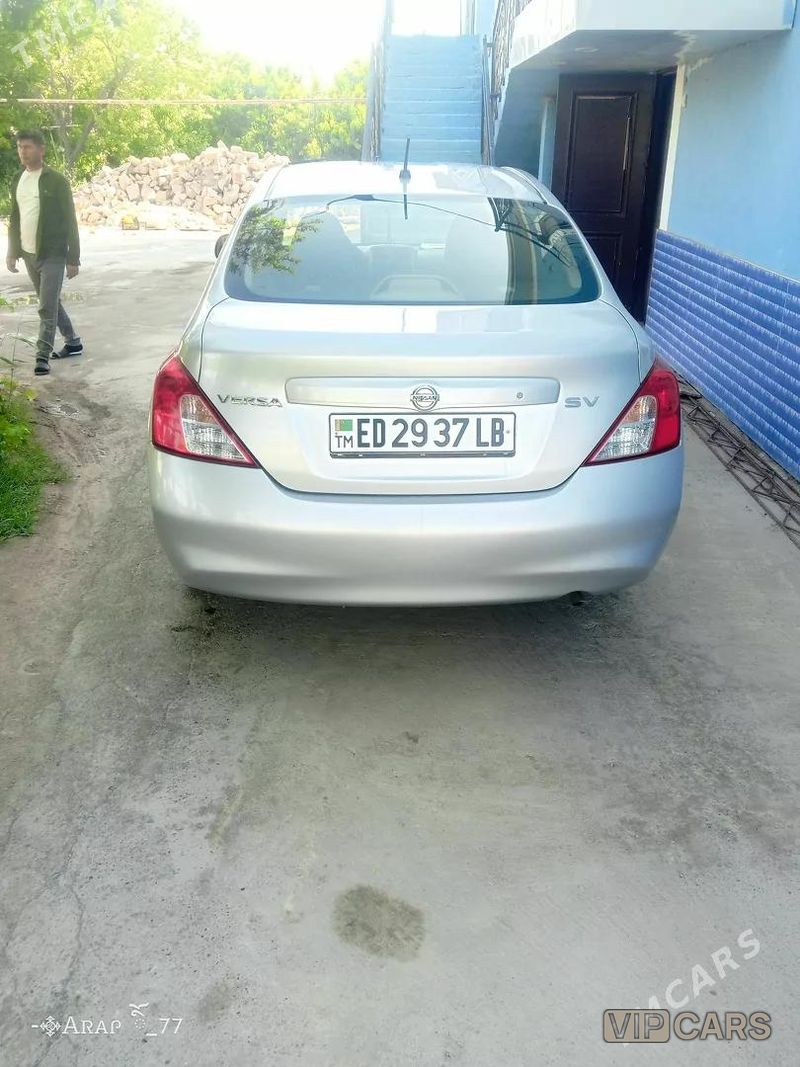 Nissan Versa, 2011