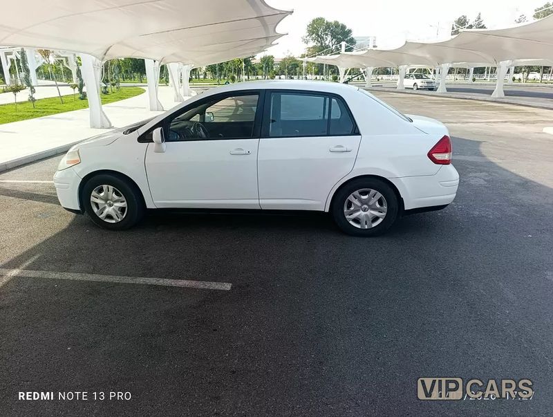 Nissan Versa, 2011