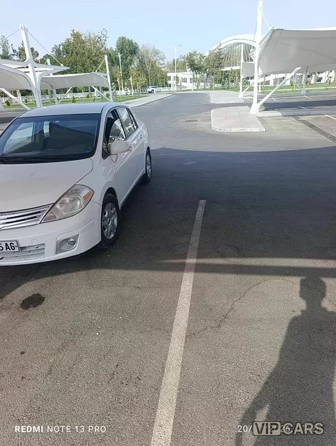Nissan Versa, 2011