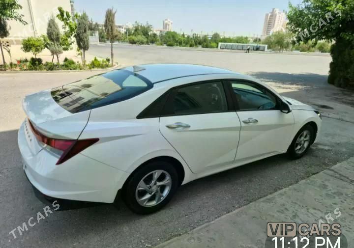 Hyundai Elantra, 2022