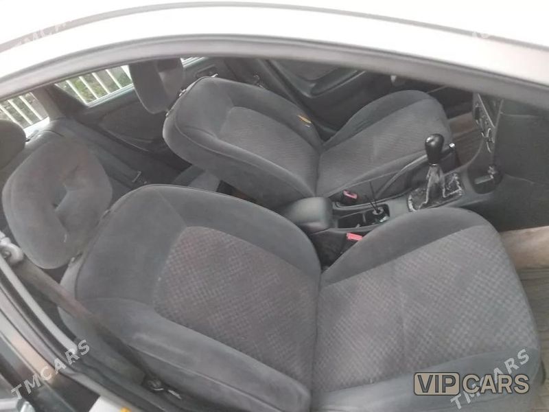 Toyota Avensis, 2001