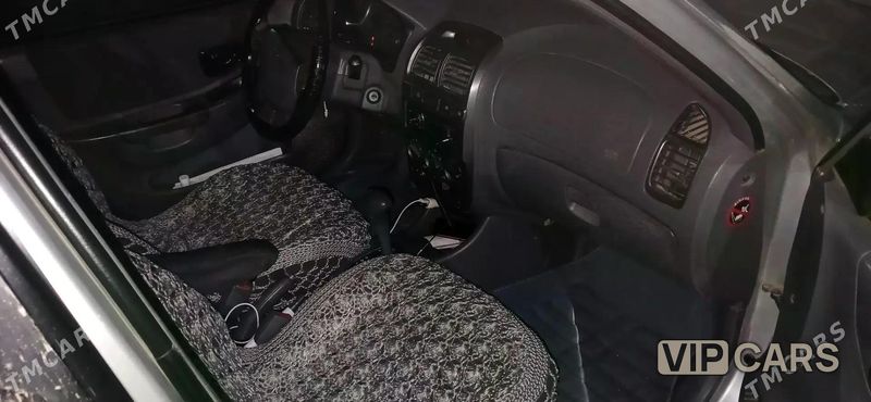 Hyundai Accent, 2001