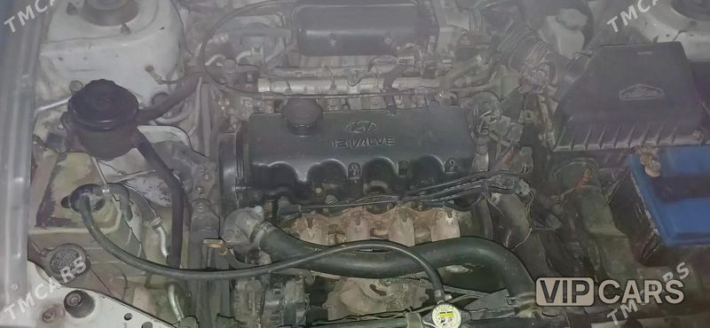 Hyundai Accent, 2001