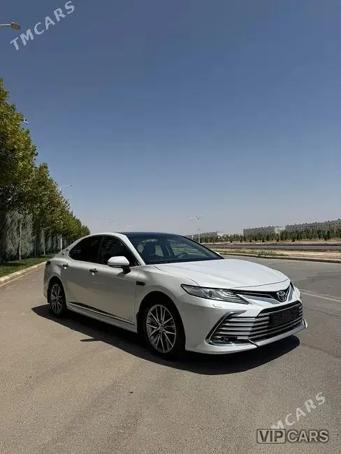 Toyota Camry, 2023 — фото 2
