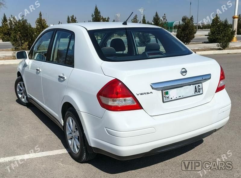 Nissan Versa, 2010