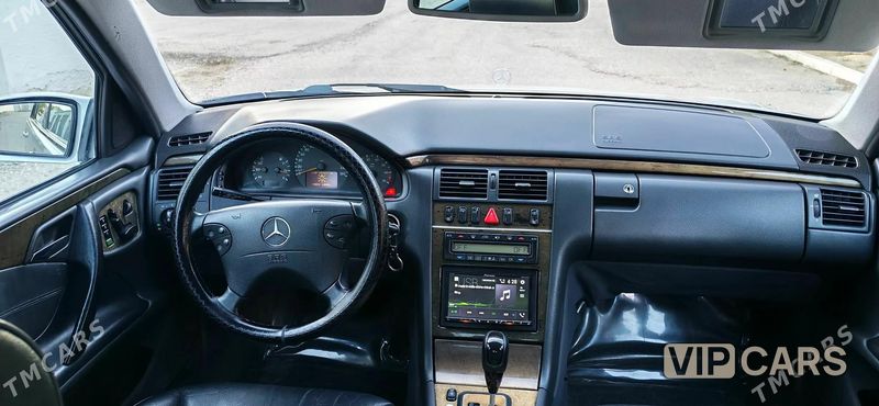 Mercedes-Benz E320, 2001