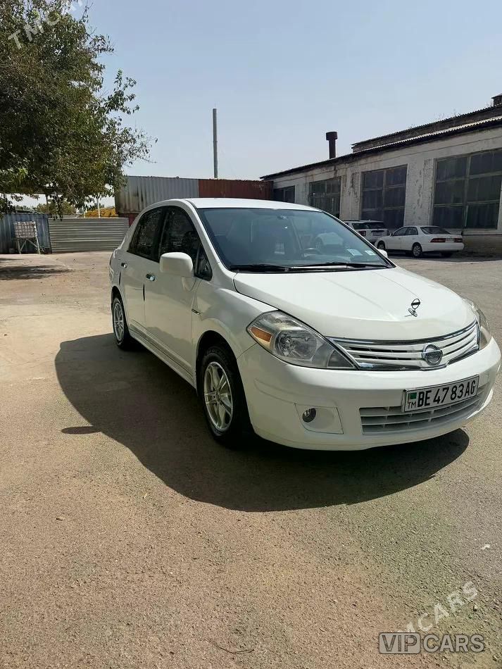 Nissan Versa, 2010
