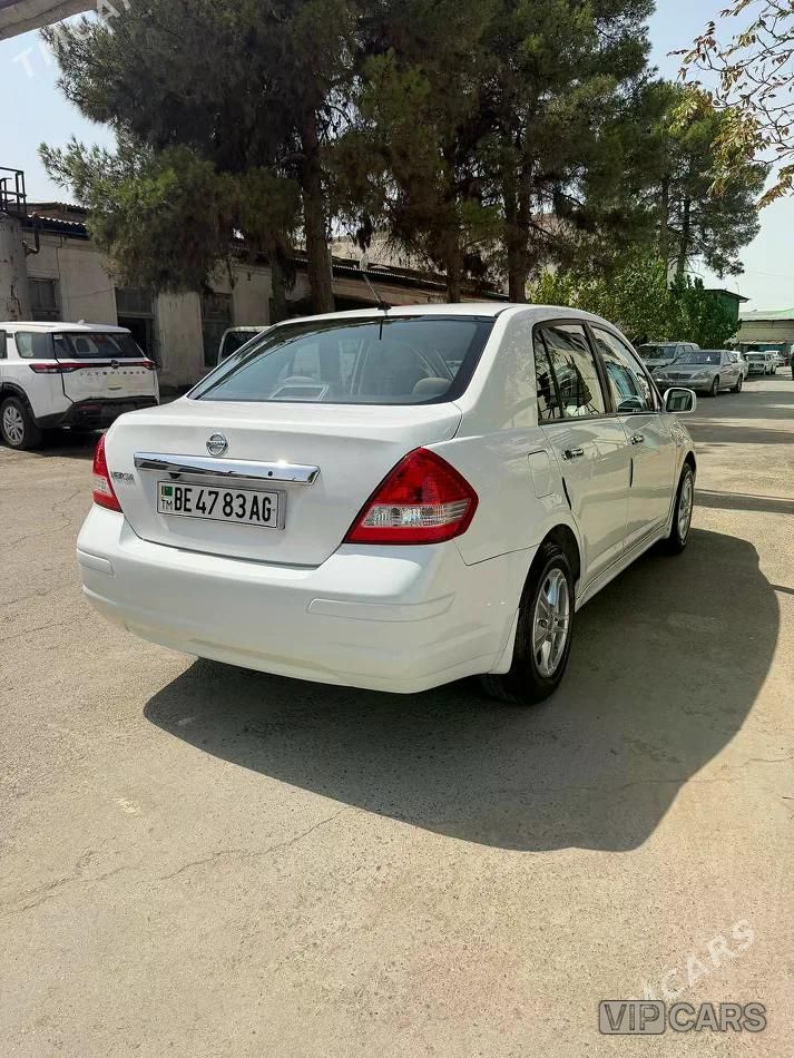 Nissan Versa, 2010