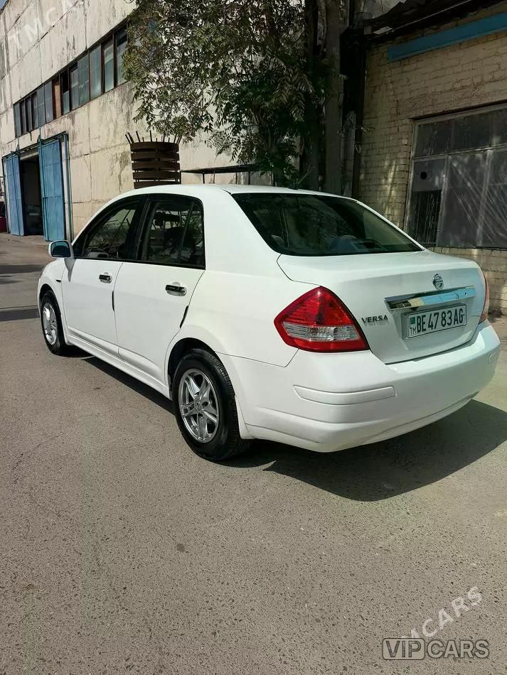 Nissan Versa, 2010