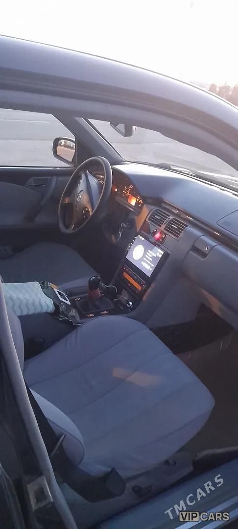 Mercedes-Benz E320, 2000