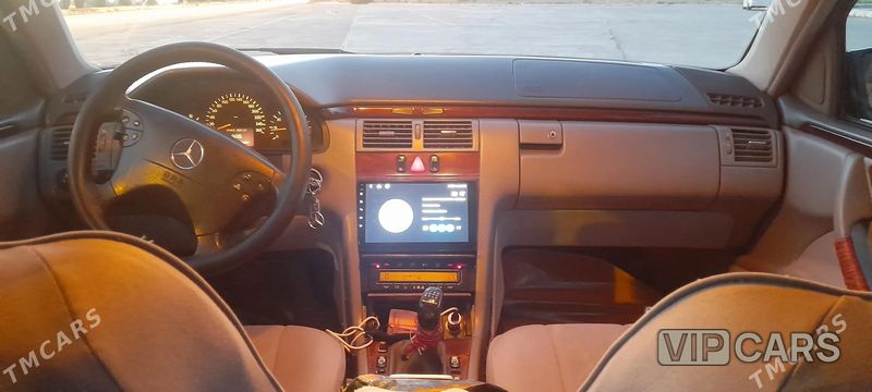 Mercedes-Benz E320, 2000