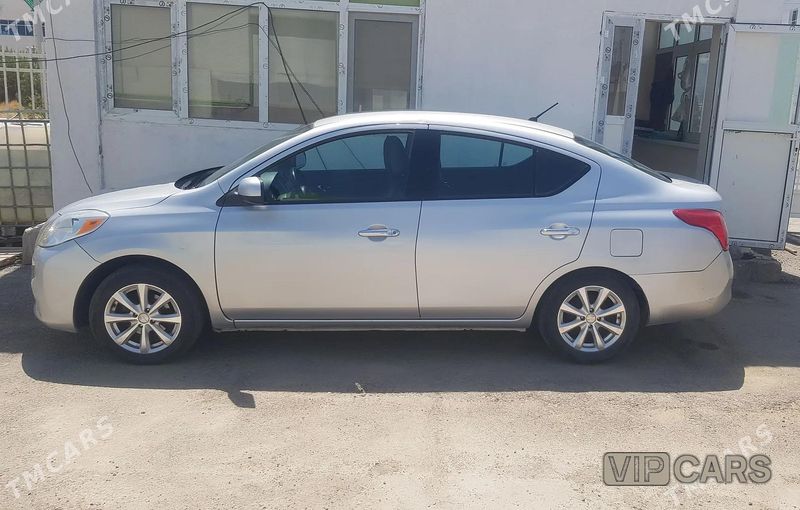 Nissan Versa, 2012