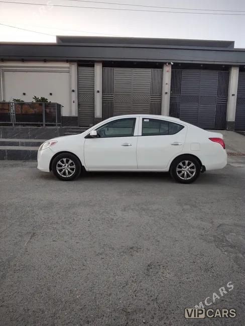 Nissan Versa, 2012
