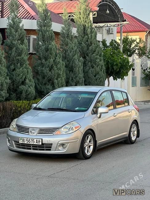 Nissan Versa, 2010