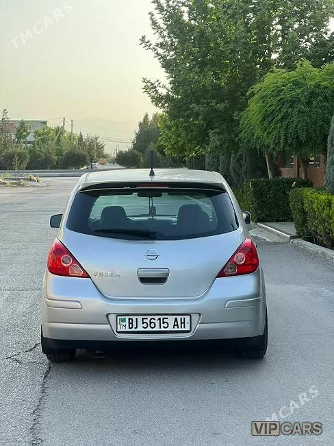 Nissan Versa, 2010