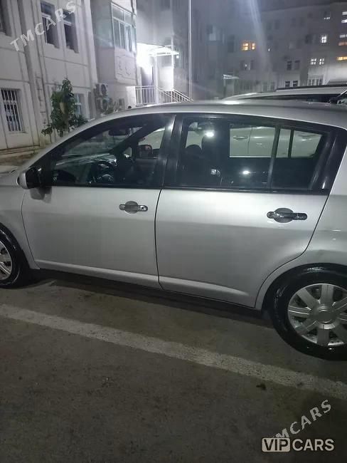 Nissan Versa, 2010