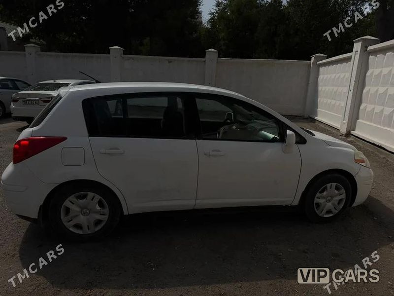 Nissan Versa, 2011