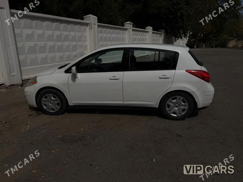 Nissan Versa, 2011