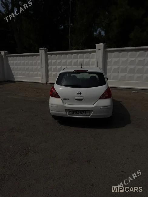 Nissan Versa, 2011