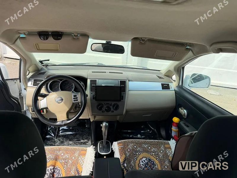 Nissan Versa, 2011