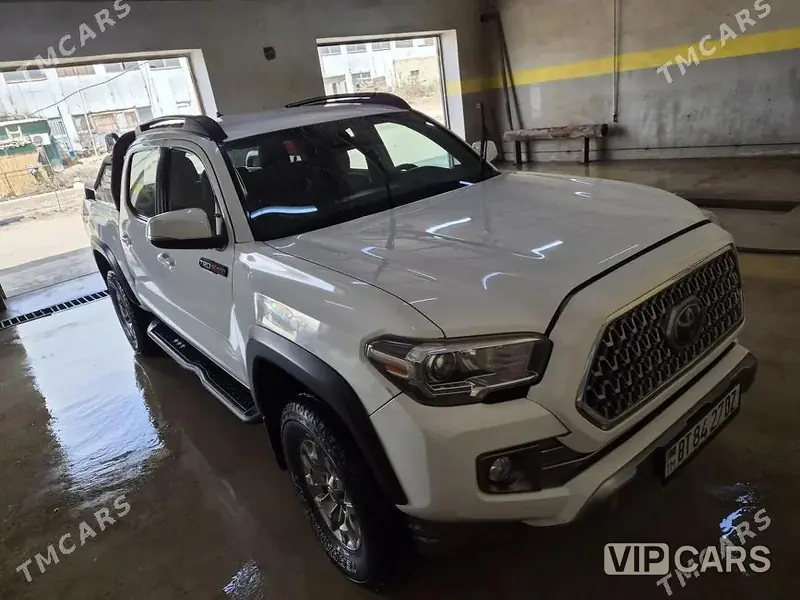 Toyota Tacoma, 2018 — фото 1