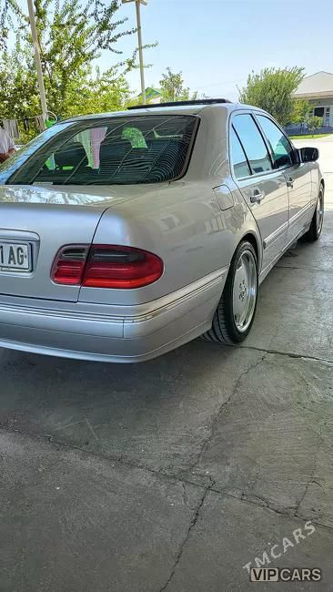 Mercedes-Benz E320, 2001