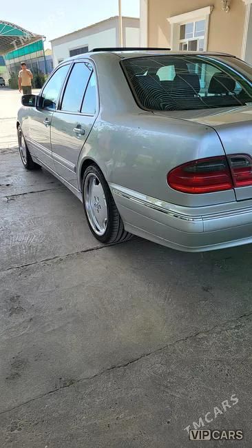 Mercedes-Benz E320, 2001