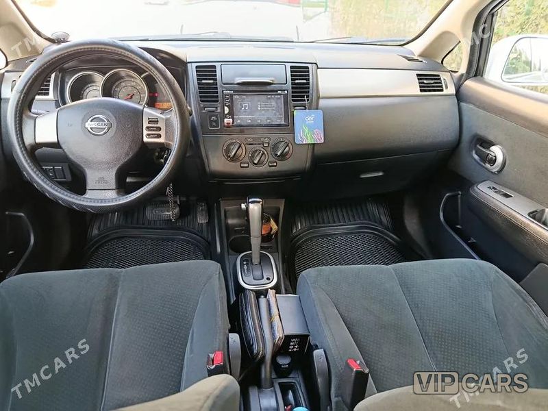 Nissan Versa, 2010