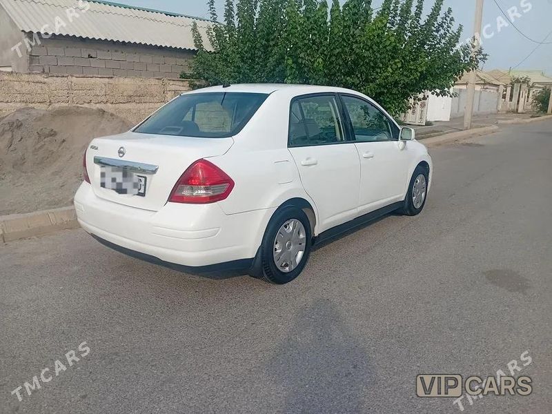 Nissan Versa, 2010