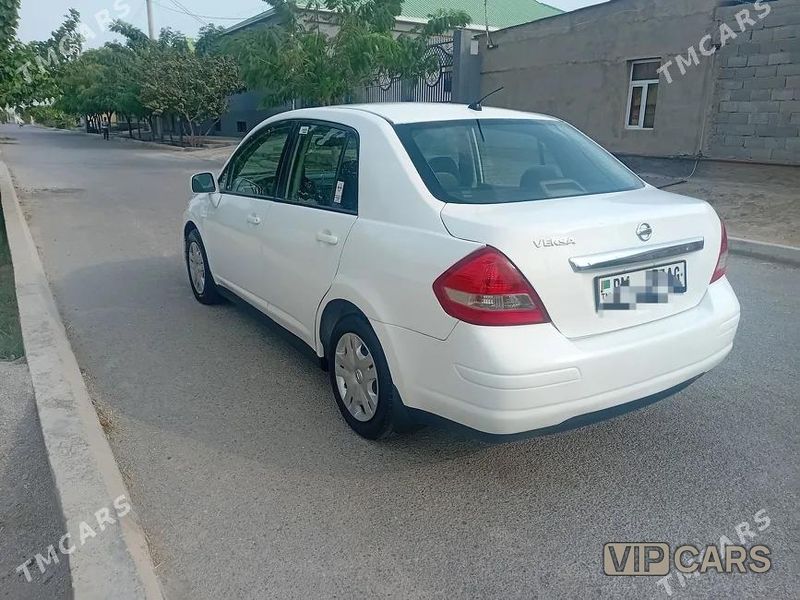 Nissan Versa, 2010