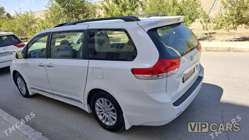 Toyota Sienna, 2011