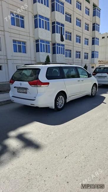 Toyota Sienna, 2011