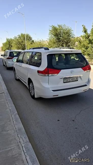Toyota Sienna, 2011