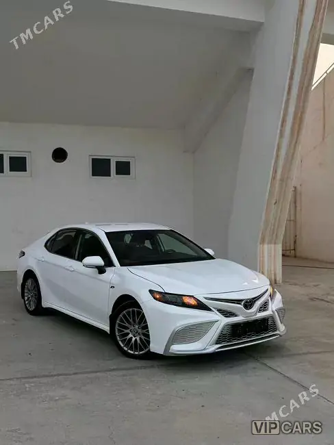Toyota Camry, 2023 — фото 1