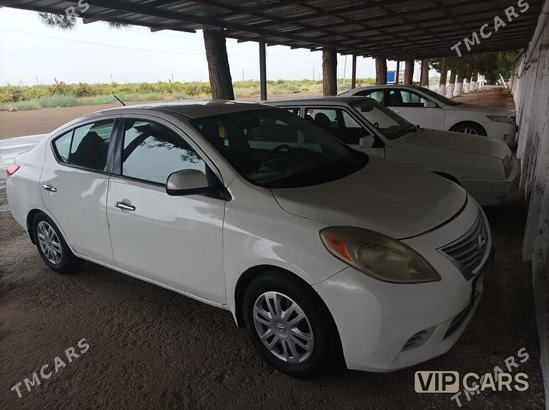 Nissan Versa, 2012