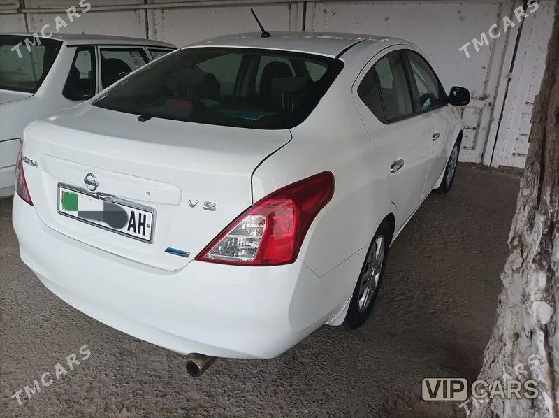 Nissan Versa, 2012