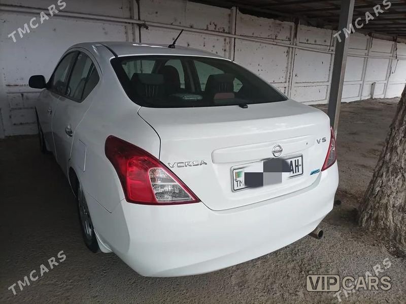 Nissan Versa, 2012