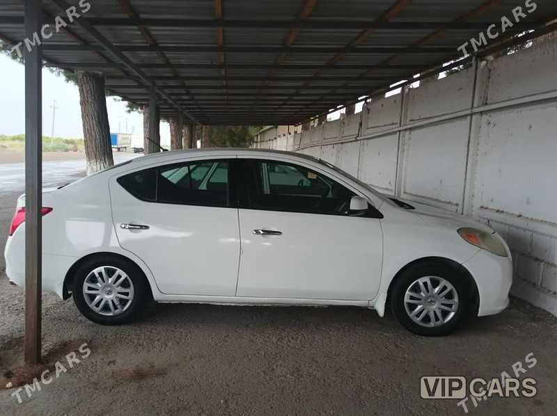 Nissan Versa, 2012