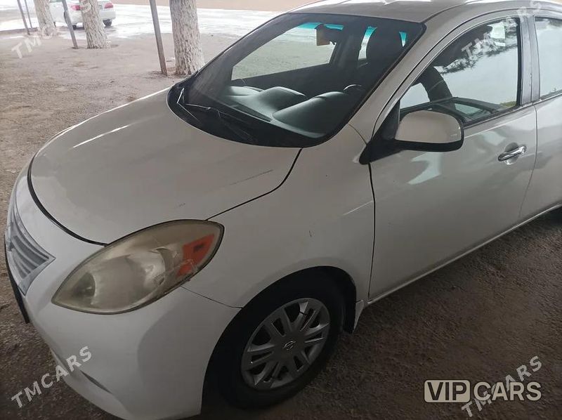 Nissan Versa, 2012