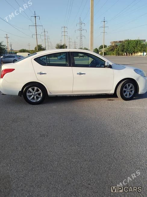 Nissan Versa, 2011