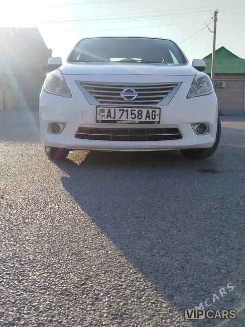 Nissan Versa, 2011