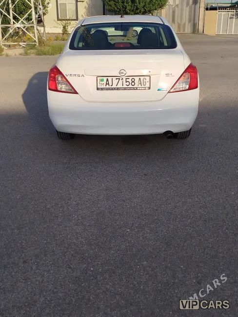 Nissan Versa, 2011